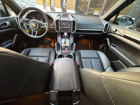 Used 2018 Porsche Cayenne image 23