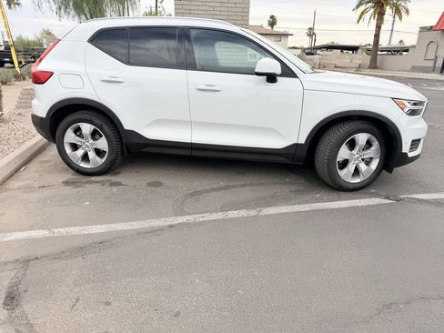 Used 2019 Volvo XC40 T5 Momentum AWD/4WD image 9