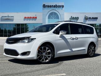 Used 2017 Chrysler Pacifica Limited image 1
