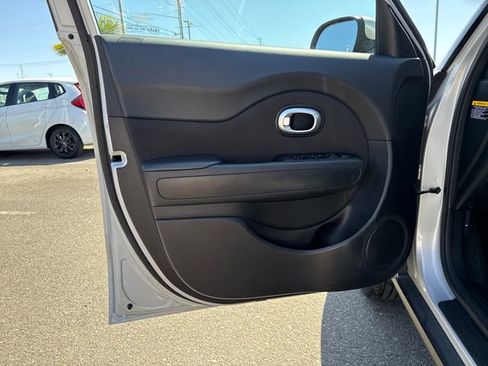 Used 2016 Kia Soul + FWD image 16