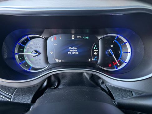 Used 2023 Chrysler Pacifica Limited w/ S Appearance Package image 17