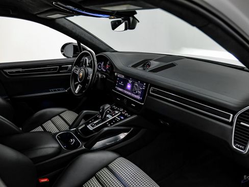 Used 2022 Porsche Cayenne Turbo image 45