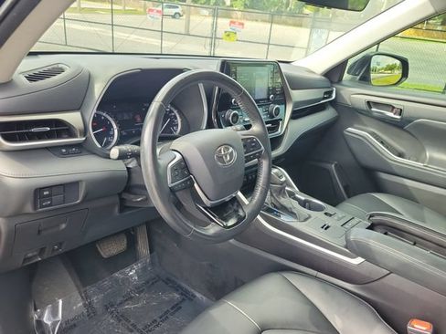 Used 2021 Toyota Highlander XLE FWD image 18