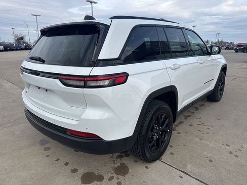 Used 2025 Jeep Grand Cherokee Altitude AWD/4WD image 7