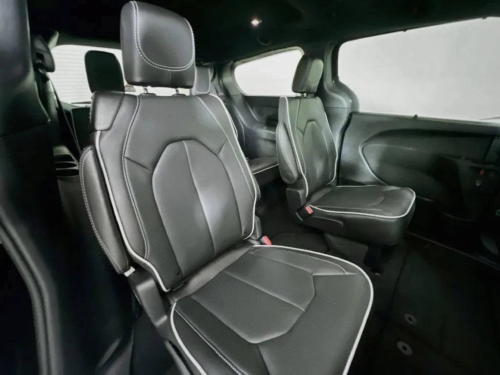 New 2027 Chrysler Pacifica Limited FWD image 30