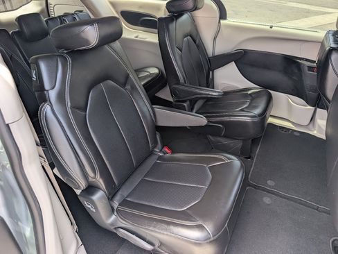Used 2024 Chrysler Pacifica Touring-L FWD image 5