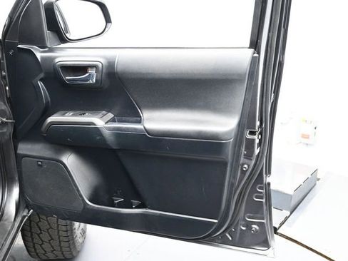 Used 2016 Toyota Tacoma TRD Sport image 27