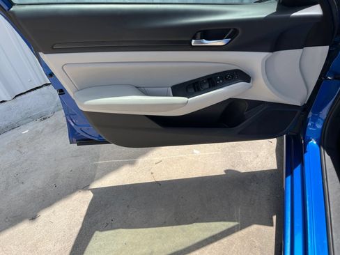 Used 2025 Nissan Altima 2.5 SV FWD image 11
