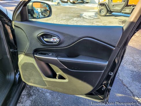 Used 2019 Jeep Cherokee Latitude Plus w/ Cold Weather Group image 28