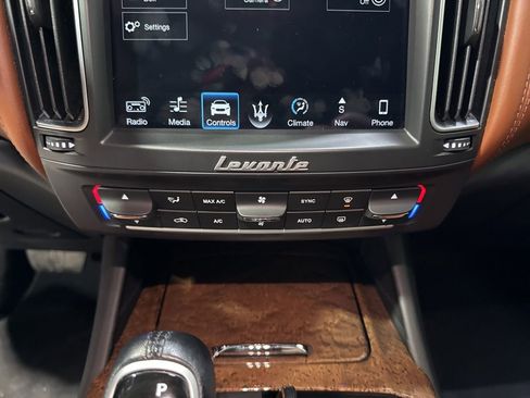 Used 2018 Maserati Levante GranLusso AWD/4WD image 20
