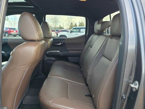 Certified 2016 Toyota Tacoma Limited w/ Towing Package image 21