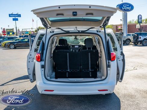 Used 2022 Chrysler Voyager LX FWD image 17