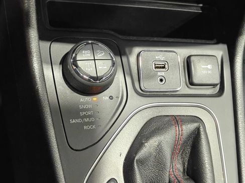 Used 2019 Jeep Cherokee Trailhawk AWD/4WD image 9