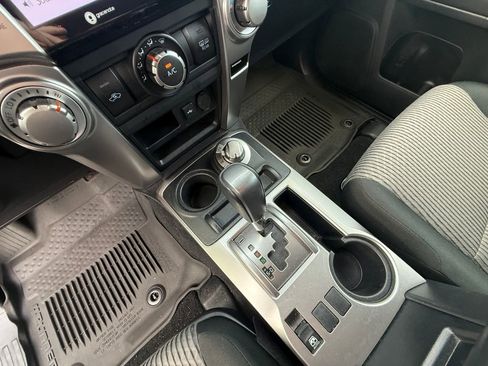 Used 2022 Toyota 4Runner SR5 AWD/4WD image 10