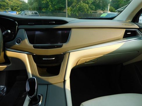 Used 2017 Cadillac XT5 Luxury w/ Driver Awareness Package AWD/4WD image 9
