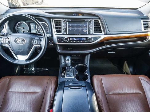 Used 2017 Toyota Highlander Limited image 14