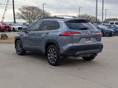 Used 2022 Toyota Corolla Cross XLE w/ Convenience Package image 9