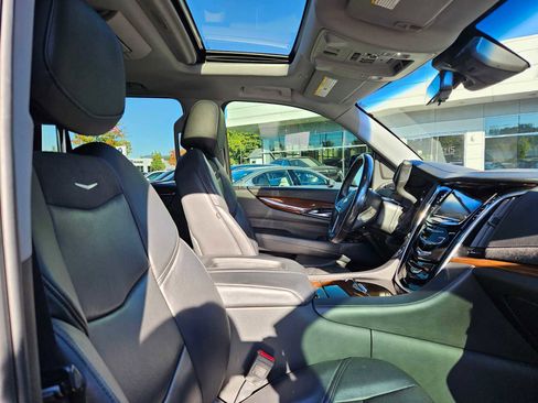 Used 2020 Cadillac Escalade Premium Luxury image 11