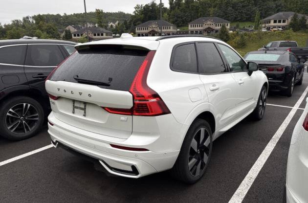 Used 2024 Volvo XC60 T8 Plus w/ Climate Package AWD/4WD image 4