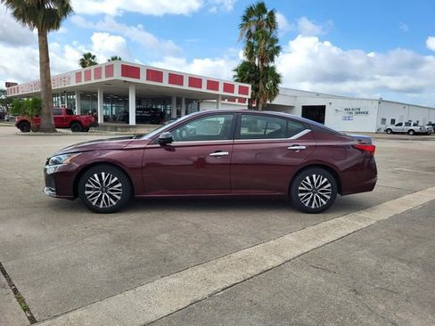 Used 2024 Nissan Altima 2.5 SV FWD image 2