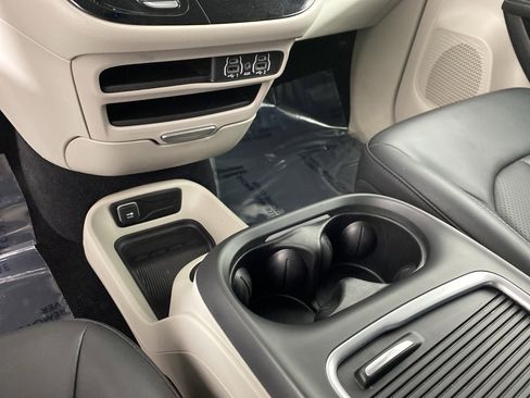 Used 2024 Chrysler Pacifica Touring-L image 30