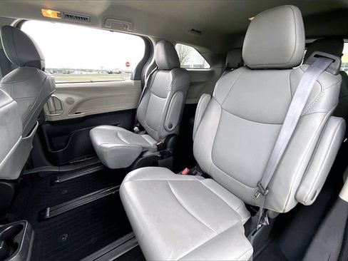 Used 2022 Toyota Sienna XLE image 32