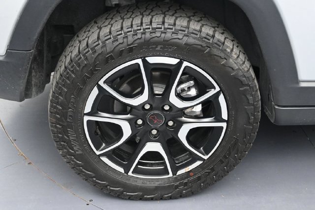 Used 2025 Jeep Compass Trailhawk AWD/4WD image 5