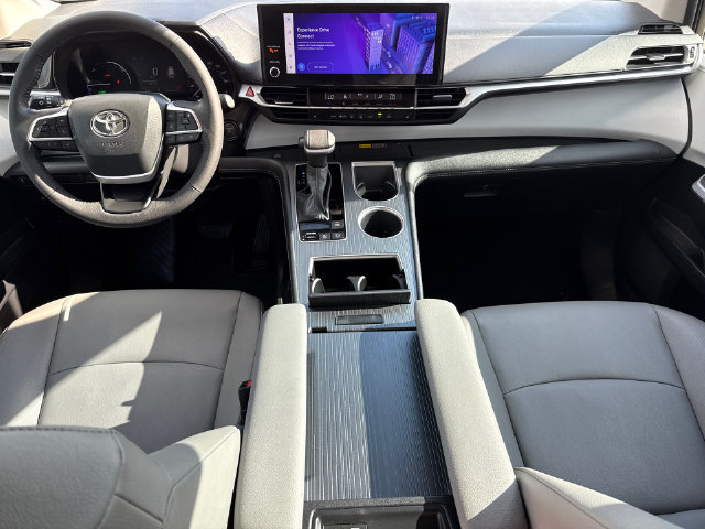 Used 2025 Toyota Sienna XLE FWD image 12