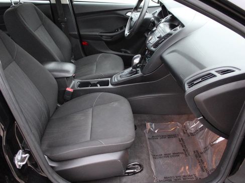 Used 2018 Ford Focus SE w/ SE Appearance Package image 8