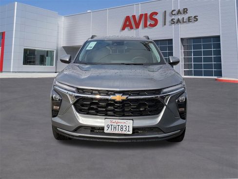 Used 2025 Chevrolet Trax LT w/ LT Convenience Package image 2