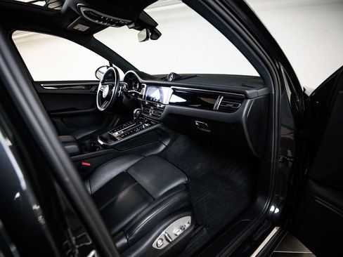 Certified 2024 Porsche Macan AWD/4WD image 28