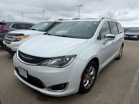 Used 2018 Chrysler Pacifica Limited FWD image 3