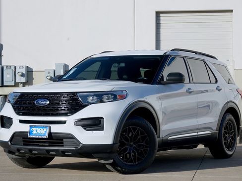 Used 2020 Ford Explorer XLT image 2