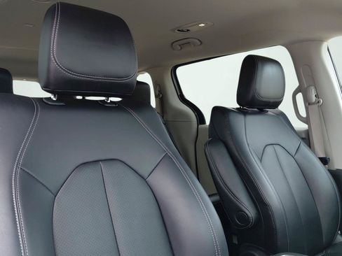 Used 2024 Chrysler Pacifica Touring-L FWD image 11