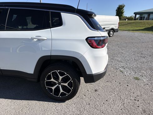 Used 2025 Jeep Compass Limited AWD/4WD image 7