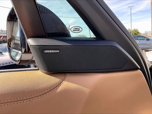 Used 2023 Land Rover Range Rover Long Wheelbase SE image 35