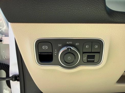 Used 2025 Mercedes-Benz GLB 250 4MATIC image 14