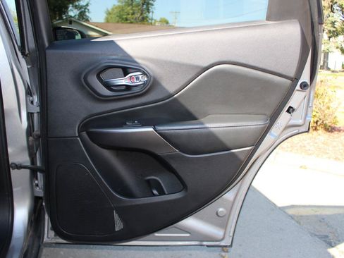 Used 2020 Jeep Cherokee Latitude FWD image 33