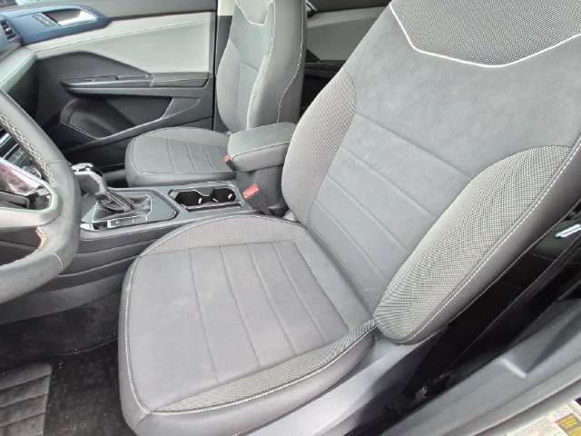 Used 2024 Volkswagen Taos SE w/ Panoramic Sunroof Package FWD image 12