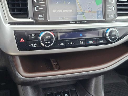 Used 2018 Toyota Highlander Limited Platinum AWD/4WD image 25