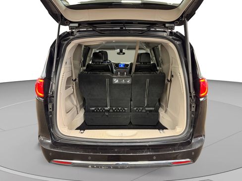 Used 2017 Chrysler Pacifica Touring-L FWD image 25