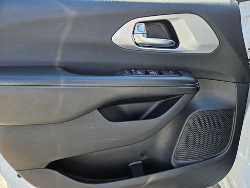 Used 2019 Chrysler Pacifica Touring-L w/ Advanced Safetytec Group FWD image 12