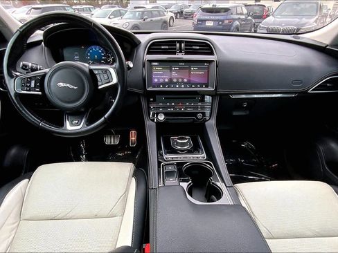 Used 2017 Jaguar F-PACE R-Sport image 15
