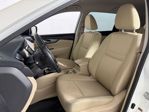 Used 2020 Nissan Rogue SV w/ Premium Package image 4