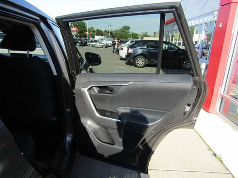Used 2019 Toyota RAV4 LE AWD/4WD image 12