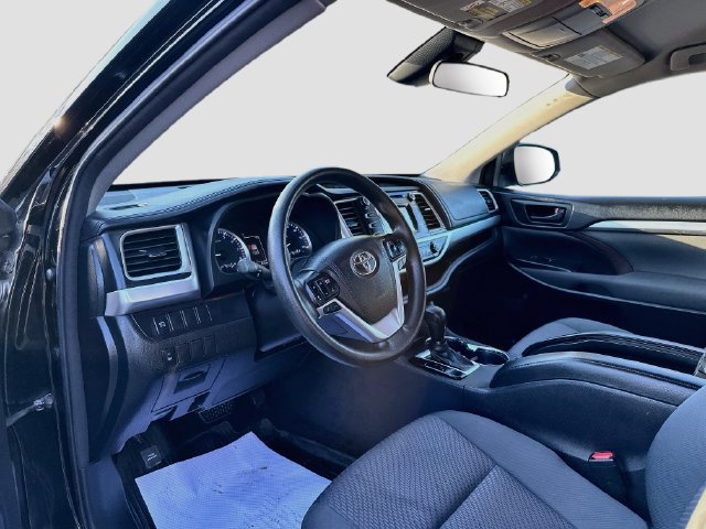 Used 2018 Toyota Highlander LE AWD/4WD image 9