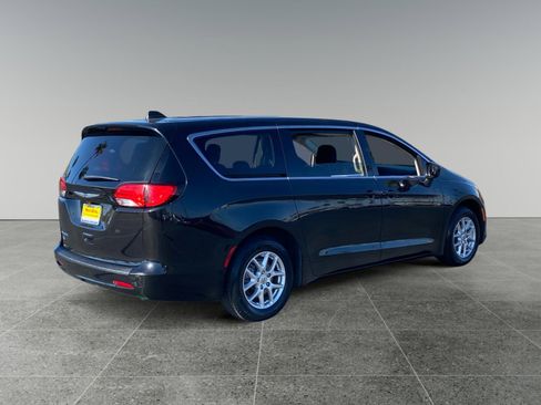 Used 2023 Chrysler Voyager LX FWD image 5