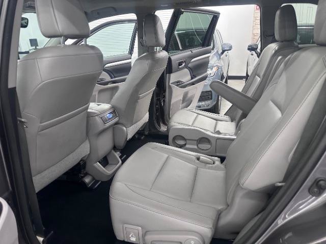 Used 2017 Toyota Highlander XLE AWD/4WD image 10