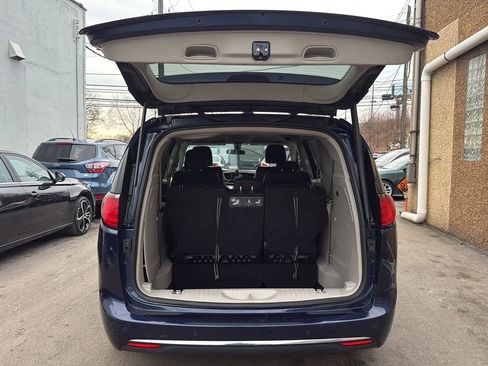 Used 2018 Chrysler Pacifica Touring-L image 27