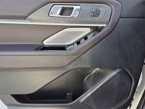 Certified 2025 Ford Explorer Platinum image 27